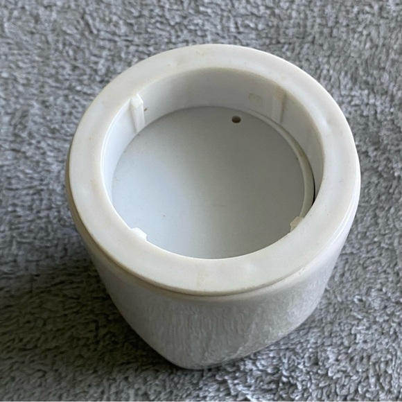 Bathroom Cup Dispenser - Picture 3 of 4